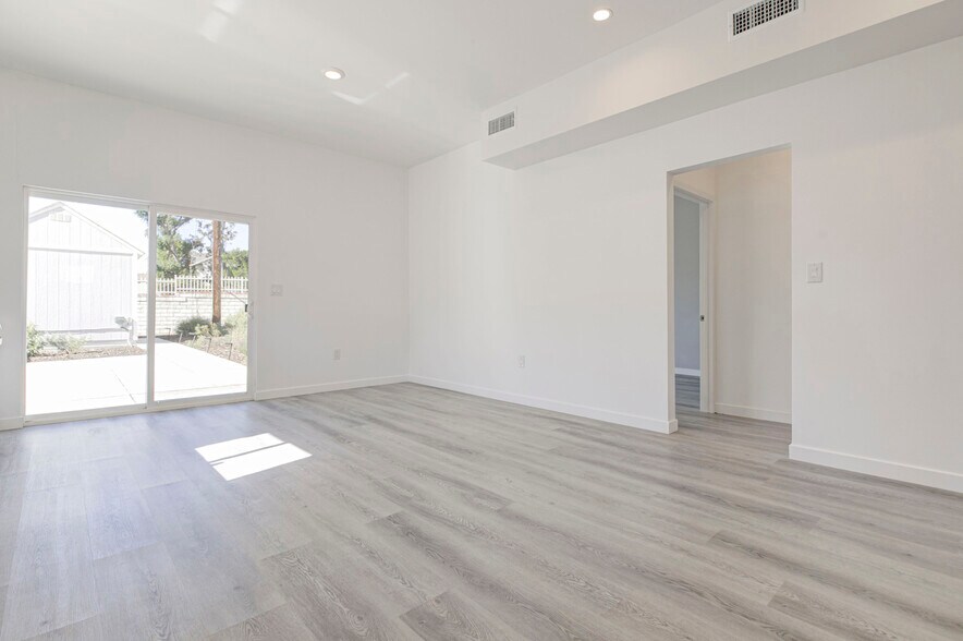 Building Photo - 10499 Yolanda Ave