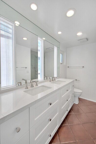 Building Photo - 310 Bayview Dr