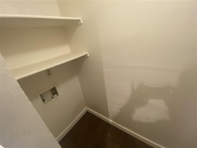 Building Photo - Spacious 3/2 duplex with a garage