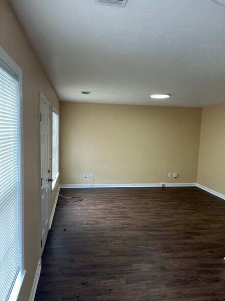 Building Photo - 2707 Landing Loop Dr