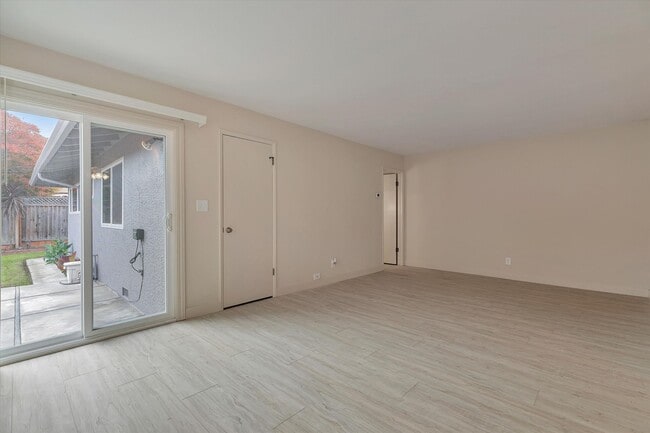 Building Photo - Duplex with 1.5 Bath and One Car Garage