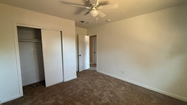 Building Photo - Three Bedroom, Two Bathroom Home in East H...