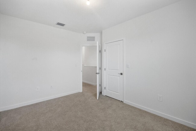 Building Photo - 713 SE 15th Ave