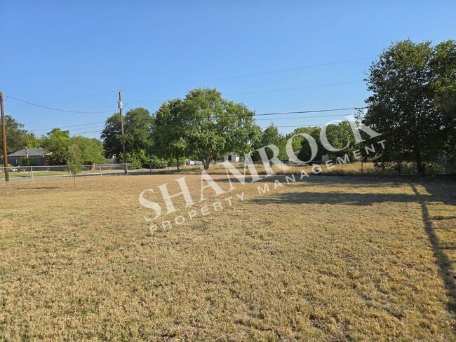 Building Photo - 3/2 Hewitt Home