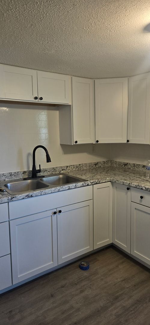 Building Photo - Newly Renovated 1 Bed, 1 Bath Unit in Farm...