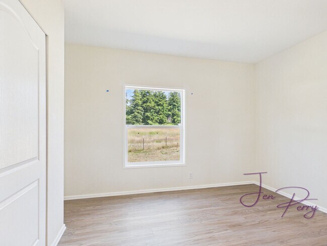 Building Photo - Large Spacious 5 Bedroom House with Fenced Yard