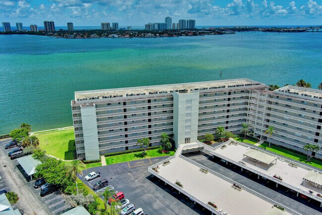 Building Photo - 801 Lake Shore Dr