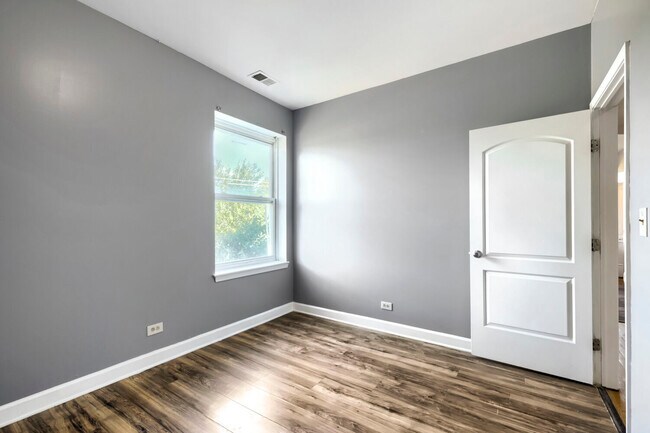 Building Photo - 7724 S Cornell Ave