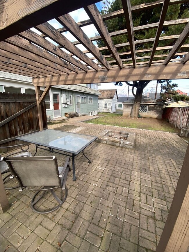 Building Photo - Charming Studio with Shared Patio and Coin-Op Laundry