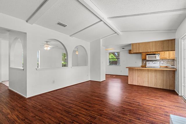 Building Photo - 2804 Royal Oaks Dr