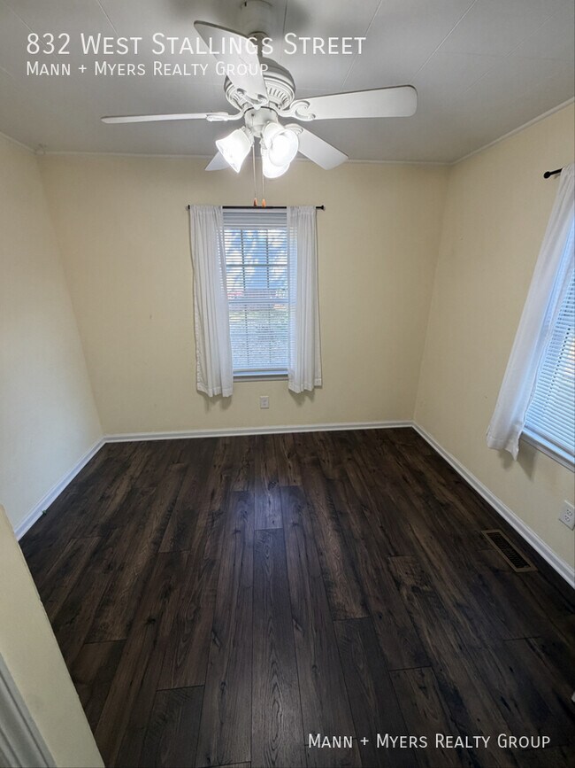 Building Photo - 832 W Stallings St