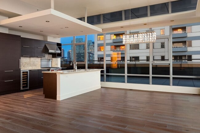 Building Photo - Gallery Penthouse Condo ~ Belltown