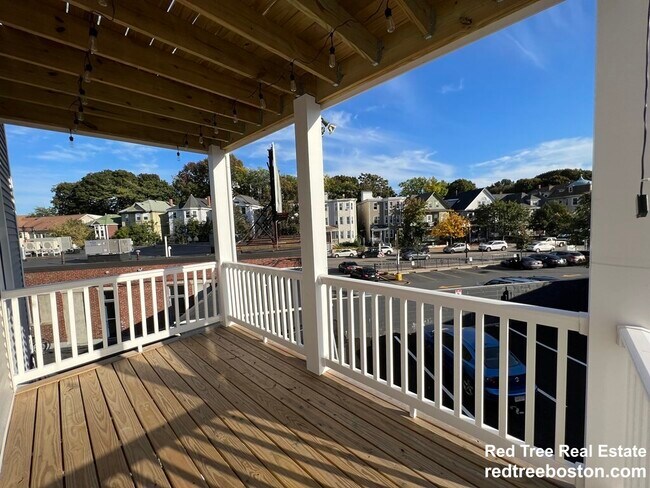 Building Photo - 10 Perkins St