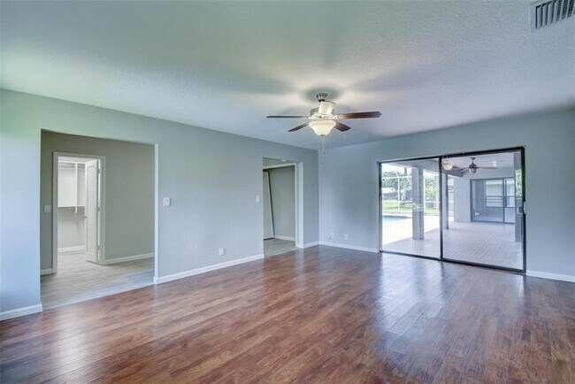 Building Photo - 637 NW 100th Ln