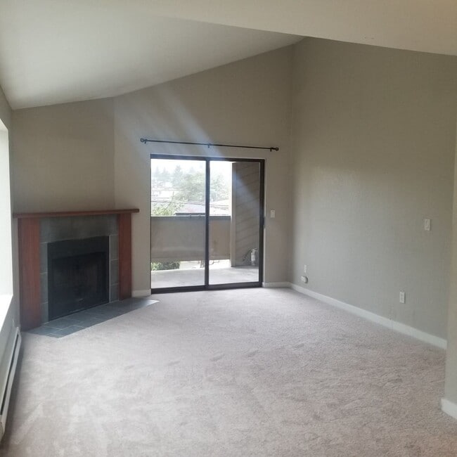 Building Photo - Ready for move in! Top Floor Condo with Fi...