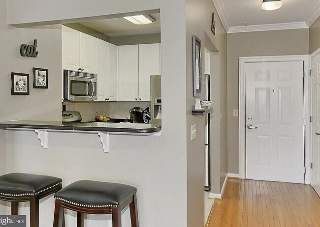 Building Photo - 4950 Brenman Park Dr