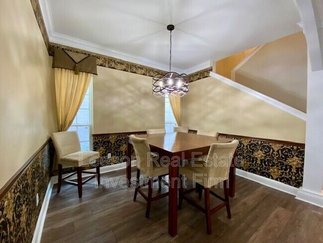 Building Photo - 5706 Wood Ridge Dr