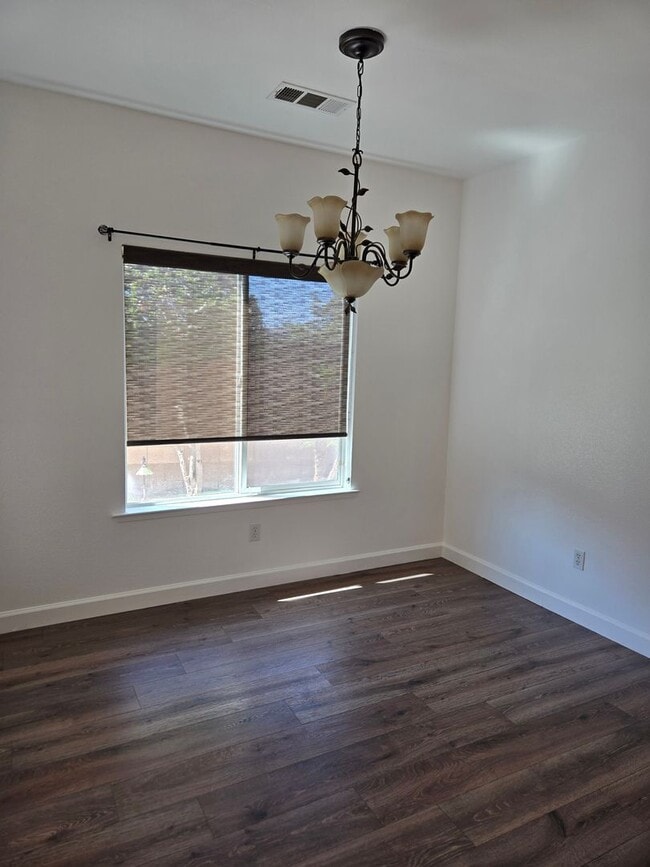 Building Photo - Beautiful 3 bedroom!