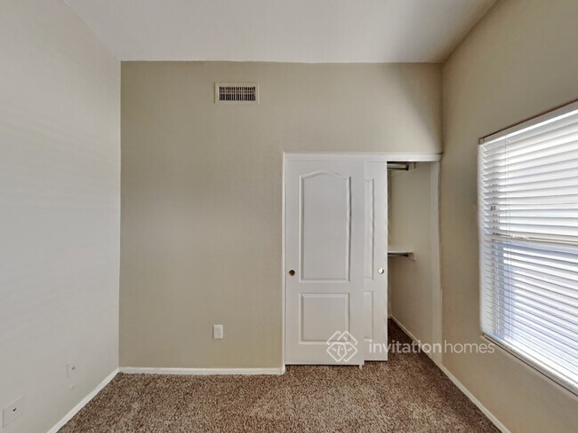 Building Photo - 1755 E Toledo St