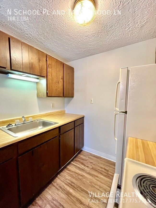 Building Photo - Few steps! Available NOW! Roomy 1-Bed with...