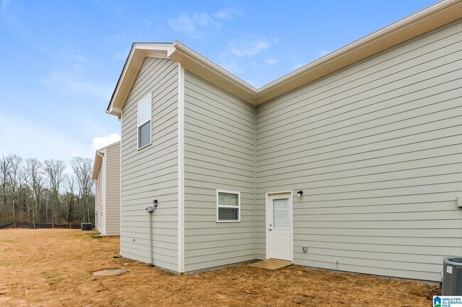 Building Photo - 690 Clover Cir