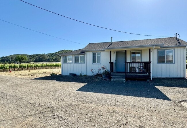 Building Photo - Rare, 2 Bedroom, 1 Bathroom Vineyard Cottage