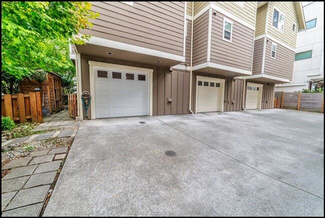 Building Photo - Beautiful 2BR/1.5BA Corner Townhome in the...