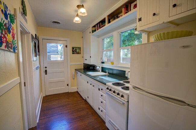 Building Photo - 1 Bed/1Ba.. Adorable Bungalow in Prime North End Location!