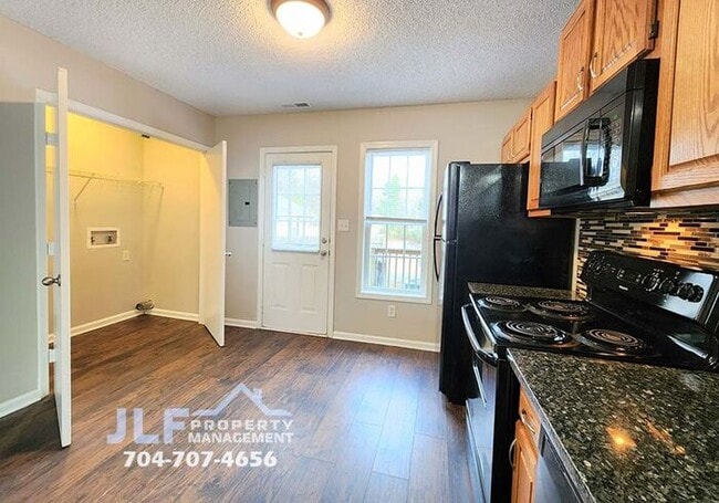 Building Photo - Full Brick Townhouse in Highly Desirable C...