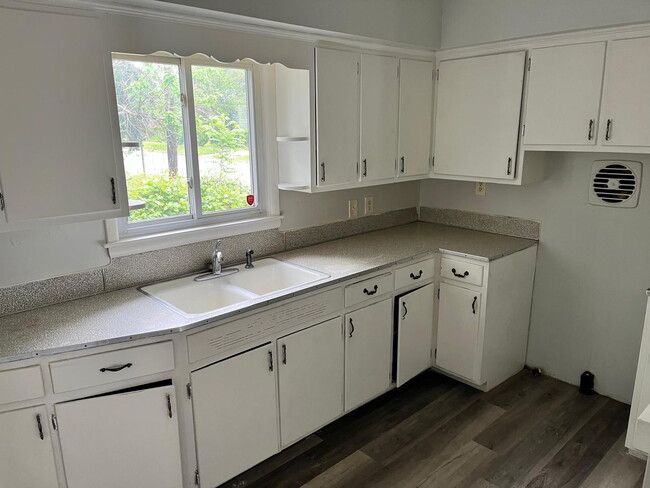 Building Photo - Bright and Functional 2-Bedroom Rental in Flint