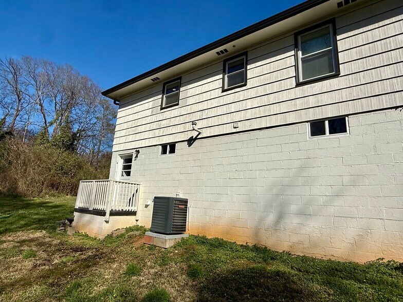 Building Photo - 12 Moore St