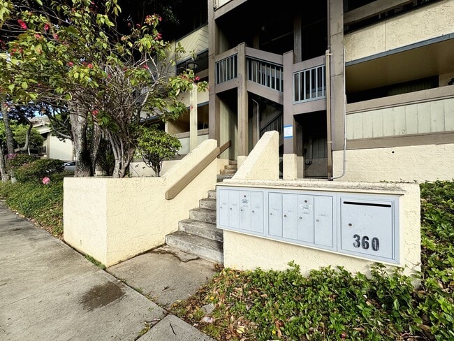 Building Photo - Pet Friendly Hawaii Kai Townhouse with A/C