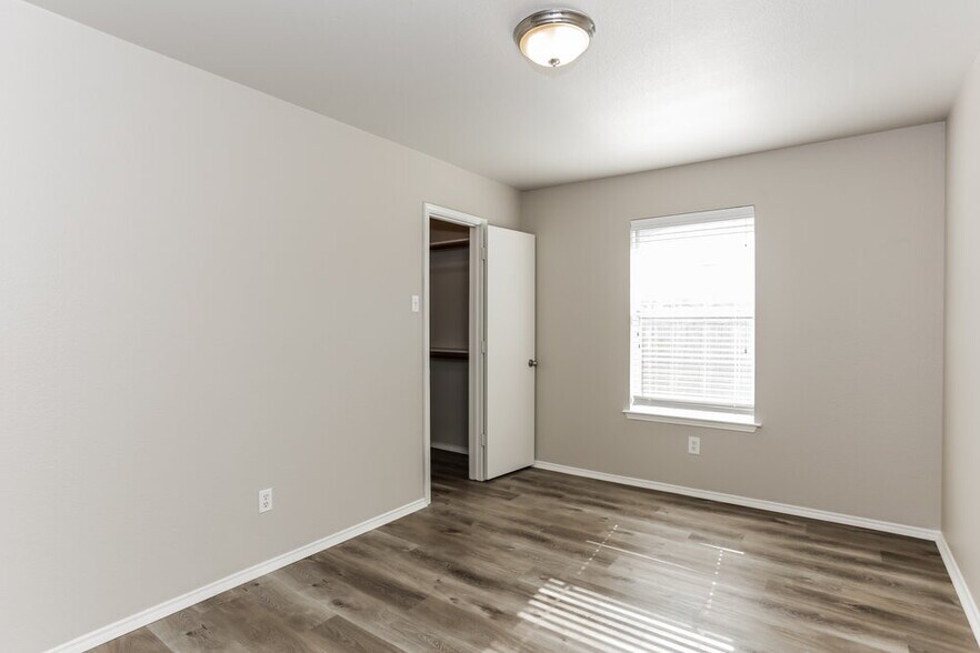 Building Photo - 1402 Gray Dawn Dr