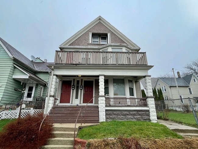 Primary Photo - Bright & Spacious 2 Bedroom Lower Unit wit...