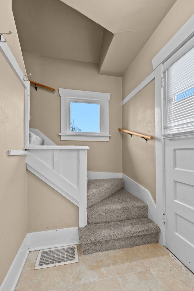 Building Photo - 3bd/1.75ba Seattle Home