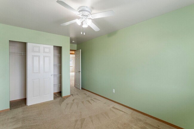 Building Photo - 4 Bed 2.5 Bath - Excellent Condition - Pet...