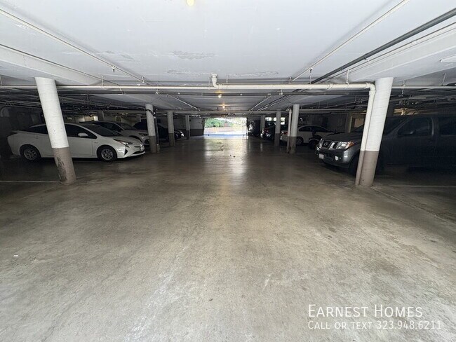 Building Photo - 6752 Hillpark Dr