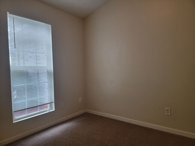 Building Photo - Newer Ranch Style Home w/Fireplace, Trey Ceilings and Black Appliances - Total Electric