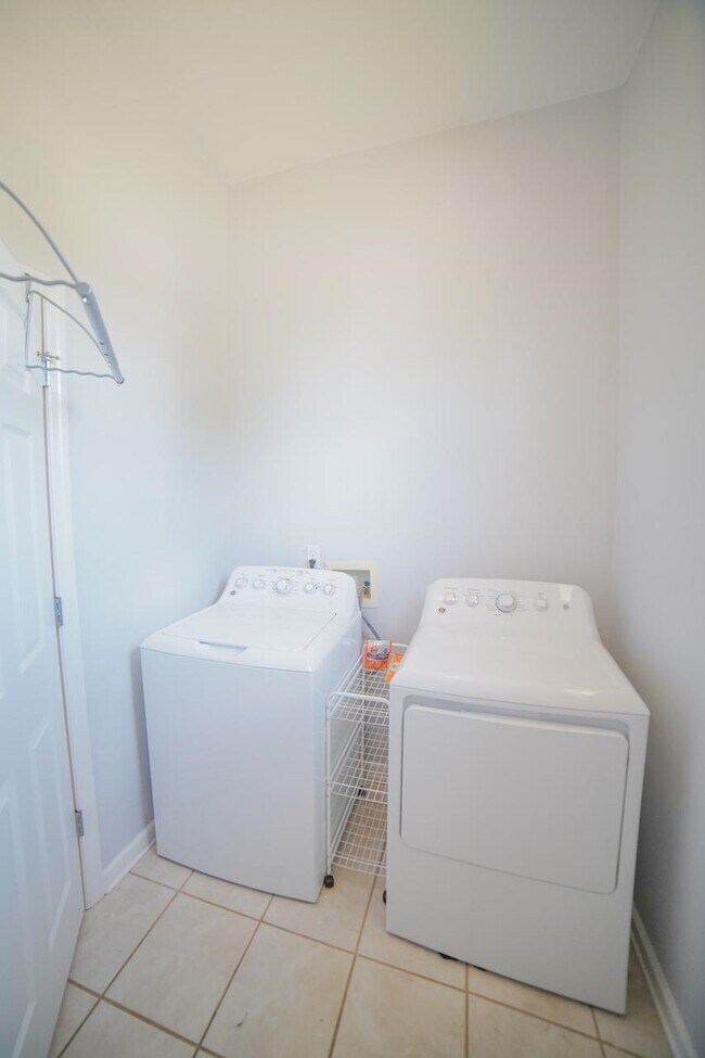 Building Photo - 5569 Hampton Hill Cir