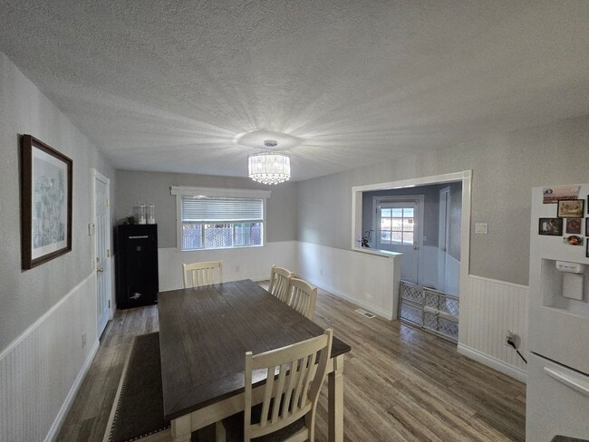 Building Photo - Stunning 4BR/2BA Fortuna home in quiet nei...