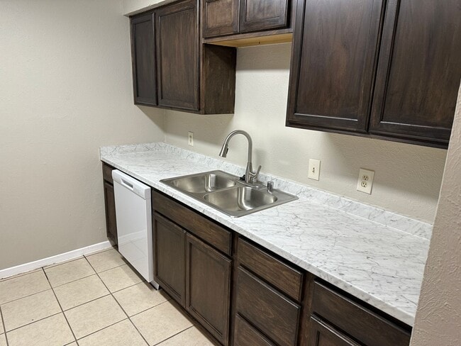 Building Photo - REFRESHED HALF DUPLEX IN IRVING!!