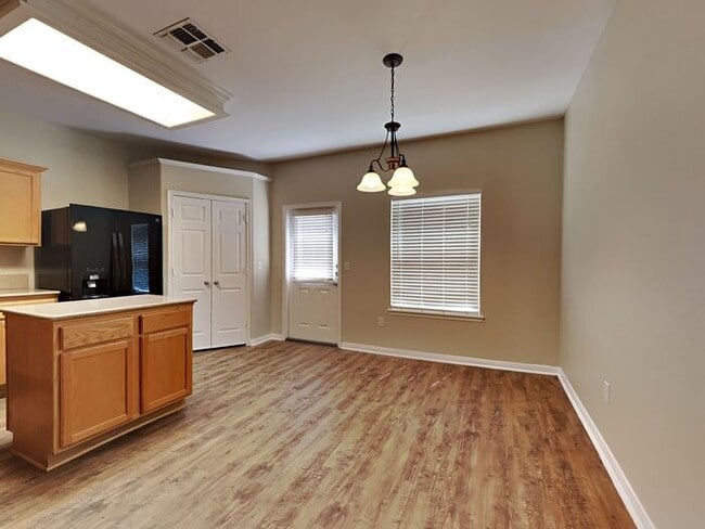 Building Photo - *No App Fee.*1 Month FREE Rent w/move in b...