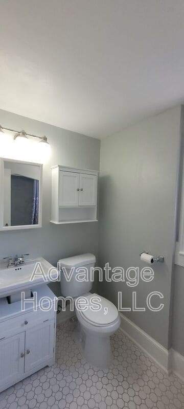 Building Photo - 200 E 73rd Terrace