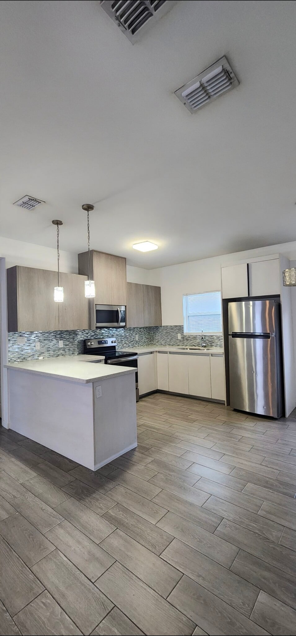 Building Photo - 807 W Garrison Dr