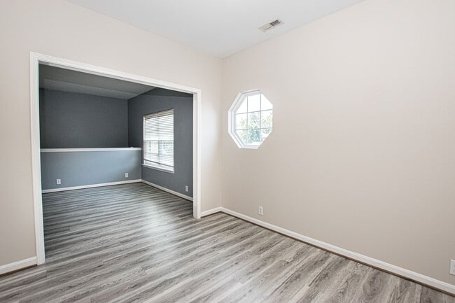Building Photo - Stunning Two Bedroom, Two Bathroom Apartme...