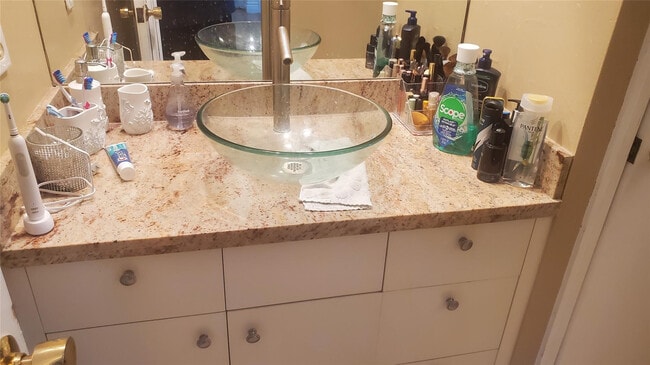 Building Photo - 616 SE 8th Ave