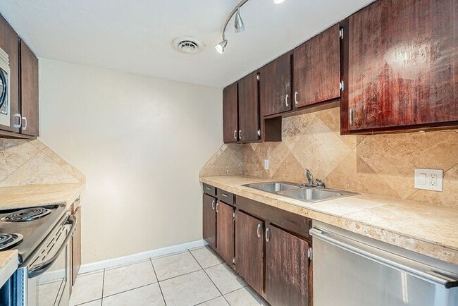 Building Photo - Spacious Upper-Level Retreat Minutes from TMC & St. Joseph’s