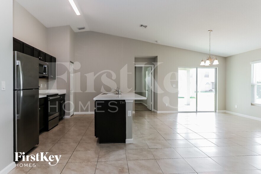 Building Photo - 4275 SW Utterback St