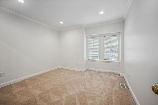 Building Photo - Charming 2 Bedroom in Foggy Bottom