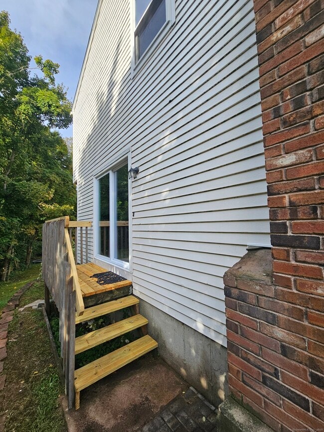 Building Photo - 356 Adams St